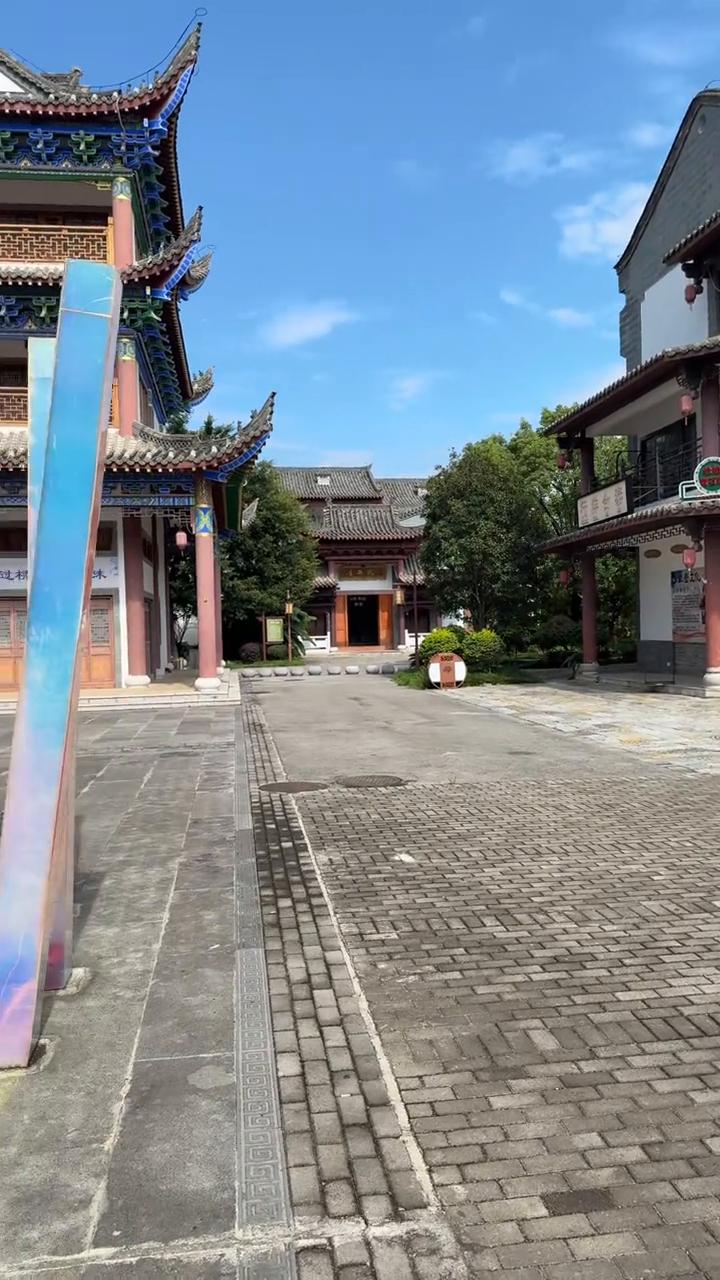 蒙自过桥米线小镇。
一八年十月二十号开工，说是投了五个亿。我现在是下午四点零五分