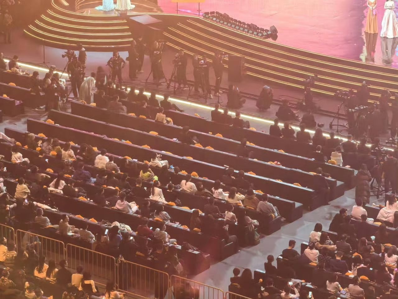 微博之夜致歉杨幂微博QUEEN肖战微博KING 大半夜拿起手机一看，这是咋了？座