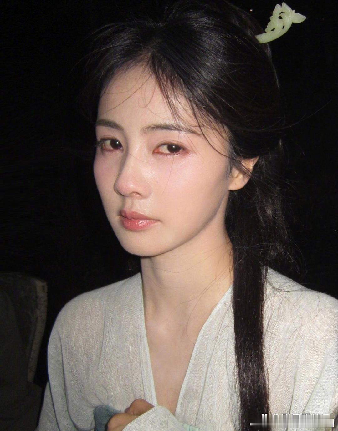 白鹿哭肿了最近白鹿主演的《莫离》剧情进入高潮，她饰演的叶璃有多场高虐哭戏，因为演