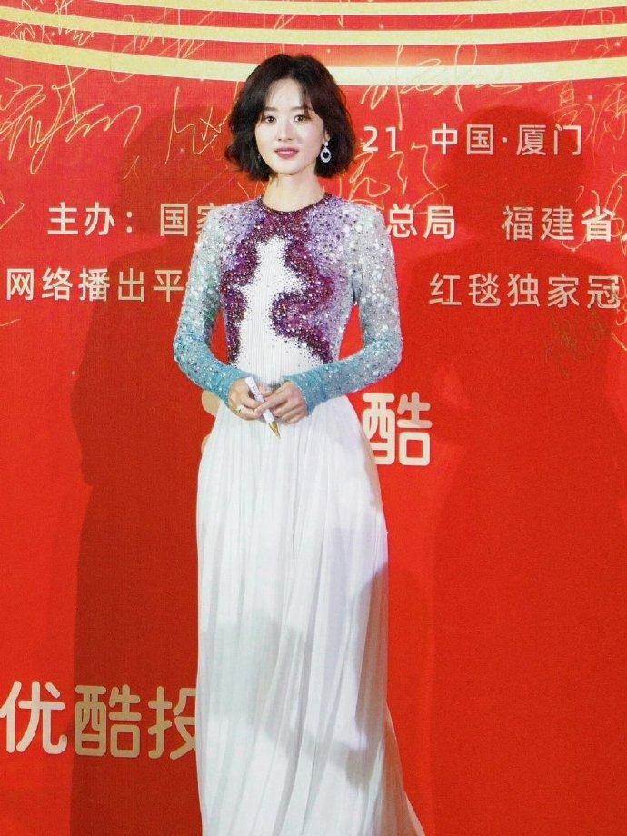 今天赵丽颖亮相飞天奖红毯，她这回穿的很有女神范儿，真的好美。

赵丽颖这回搭配了