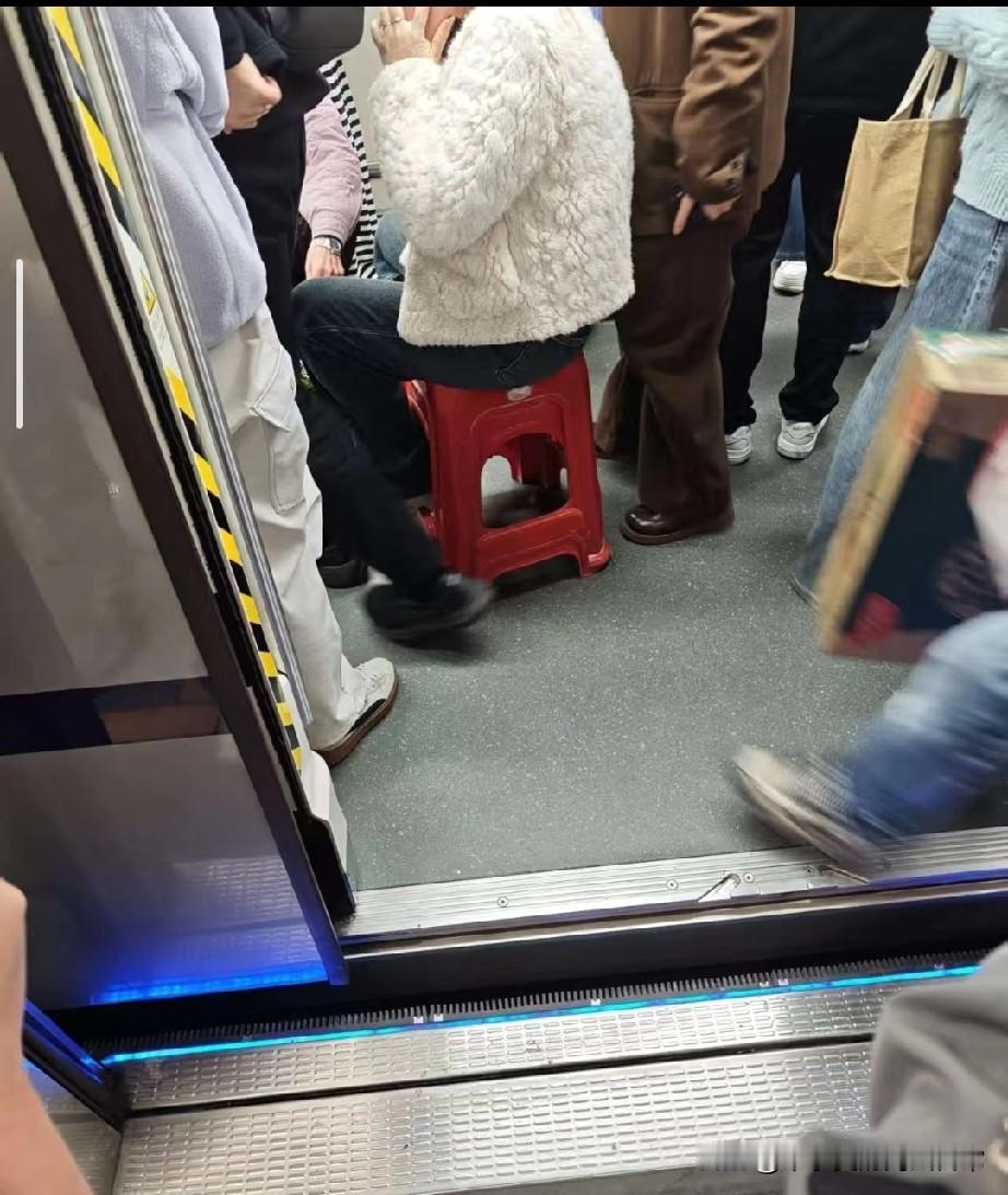 太不要脸了，拿凳子去地铁里面占坐
 
广州地铁里的一幕直接看呆我！拥挤的车厢中，