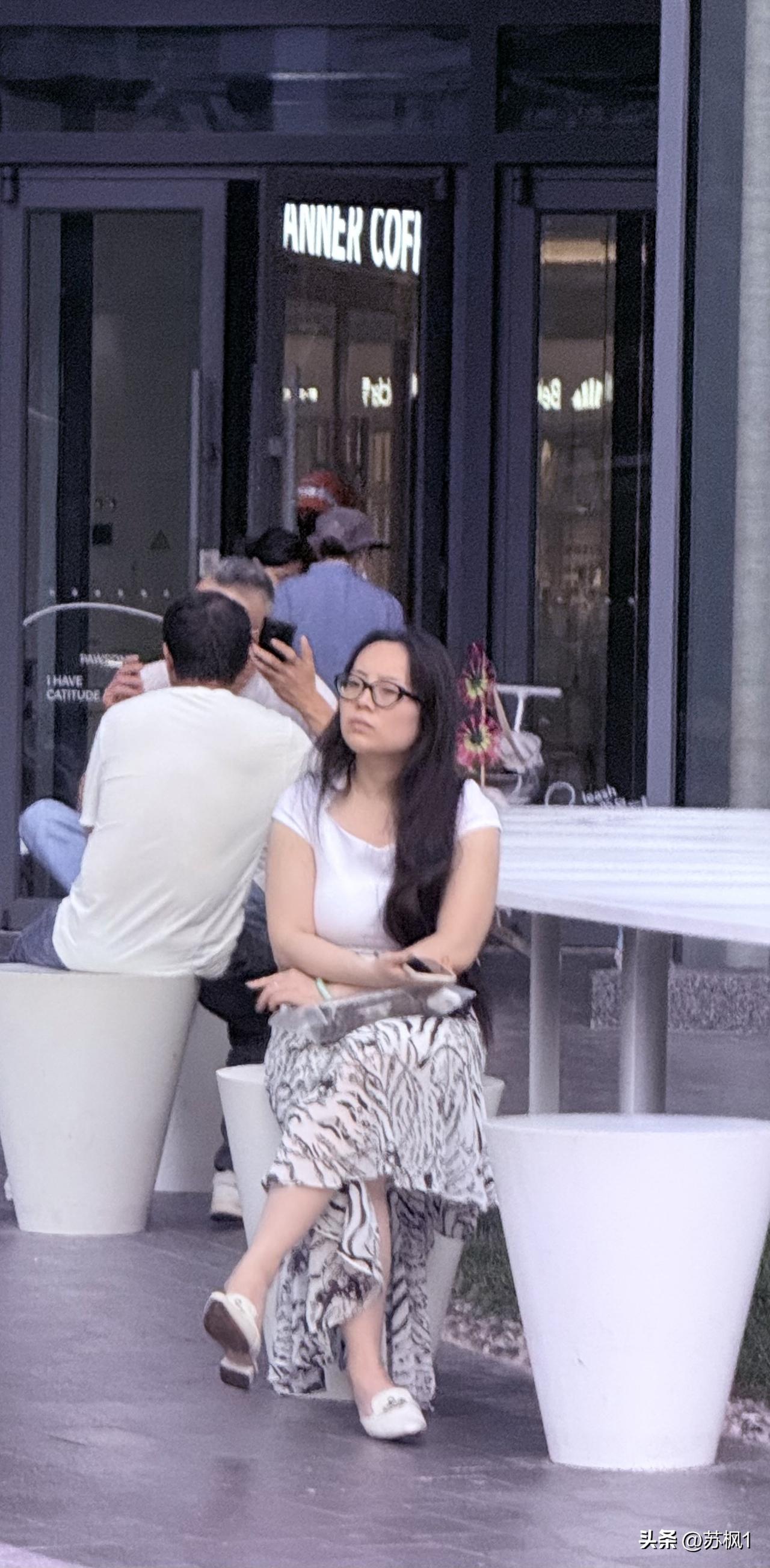 一个在等人，一个在等车，一个在锻炼。不同的心境，但都很从容自在。