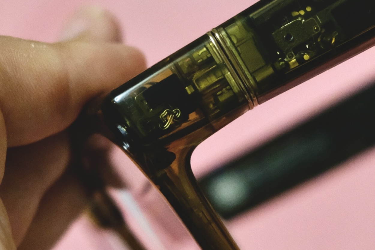 Livis眼镜的一颗小彩蛋，左侧镜腿顶部有一顶「理想同学的帽子」，也是致敬玩具总