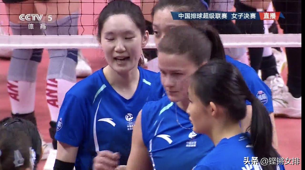 起猛了爆冷！张常宁助阵，上海女排三局脆败！

第一二局，江苏牢牢掌握主动权，一直