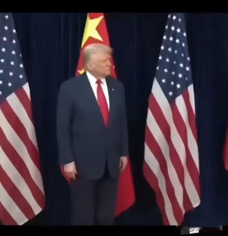 特朗普比谁都懂外交礼仪！

他罕见西装笔挺笔直地站着等候客人，而且表情如此庄重！