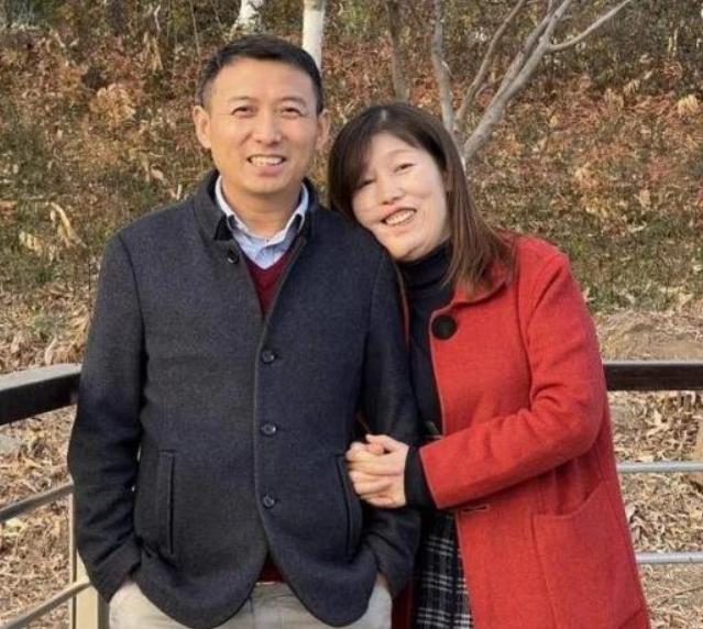 2007年，北大才子陈长志不顾父母反对，执意迎娶了辍学在家的农村毁容女滕子英，如