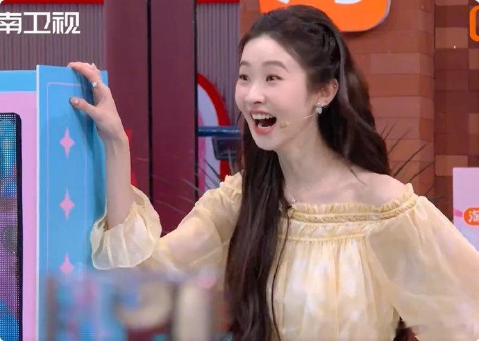 张艺凡旺别人不旺自己张艺凡真的很有奉献精神，妥妥的暖心小太阳，走到哪里都能带给别