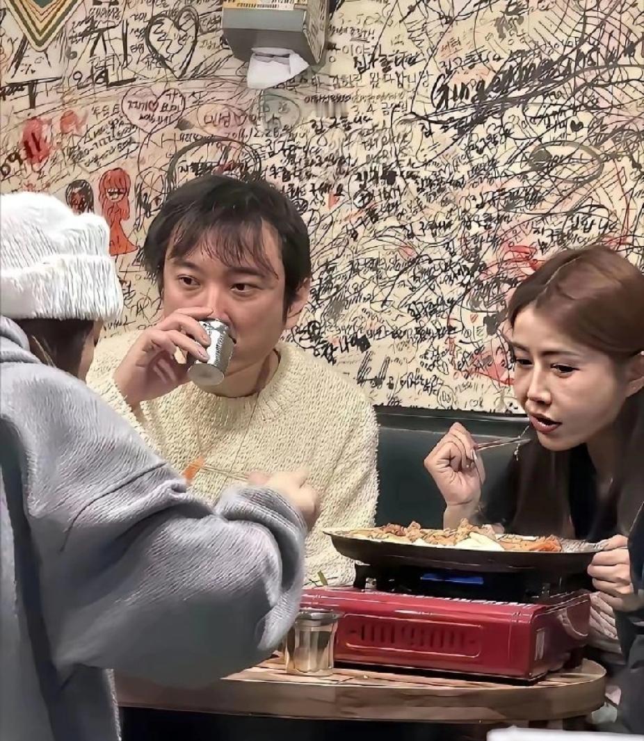 看看现在的王思聪，满脸油腻，双目无神，也许是把身体透支了吧，远没有他父亲年轻时的
