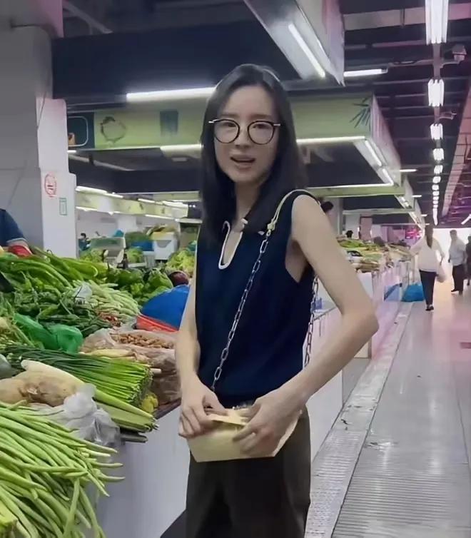 别认错人了，这可不是普通的买菜大妈，是家喻户晓的明星买菜小阿姨。像她这种女明星，