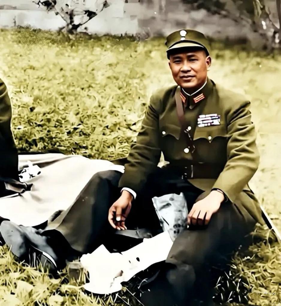 1946年，南京，身穿戎装的白崇禧坐在草坪上吃便餐时的老照片，当时抗战胜利不久，