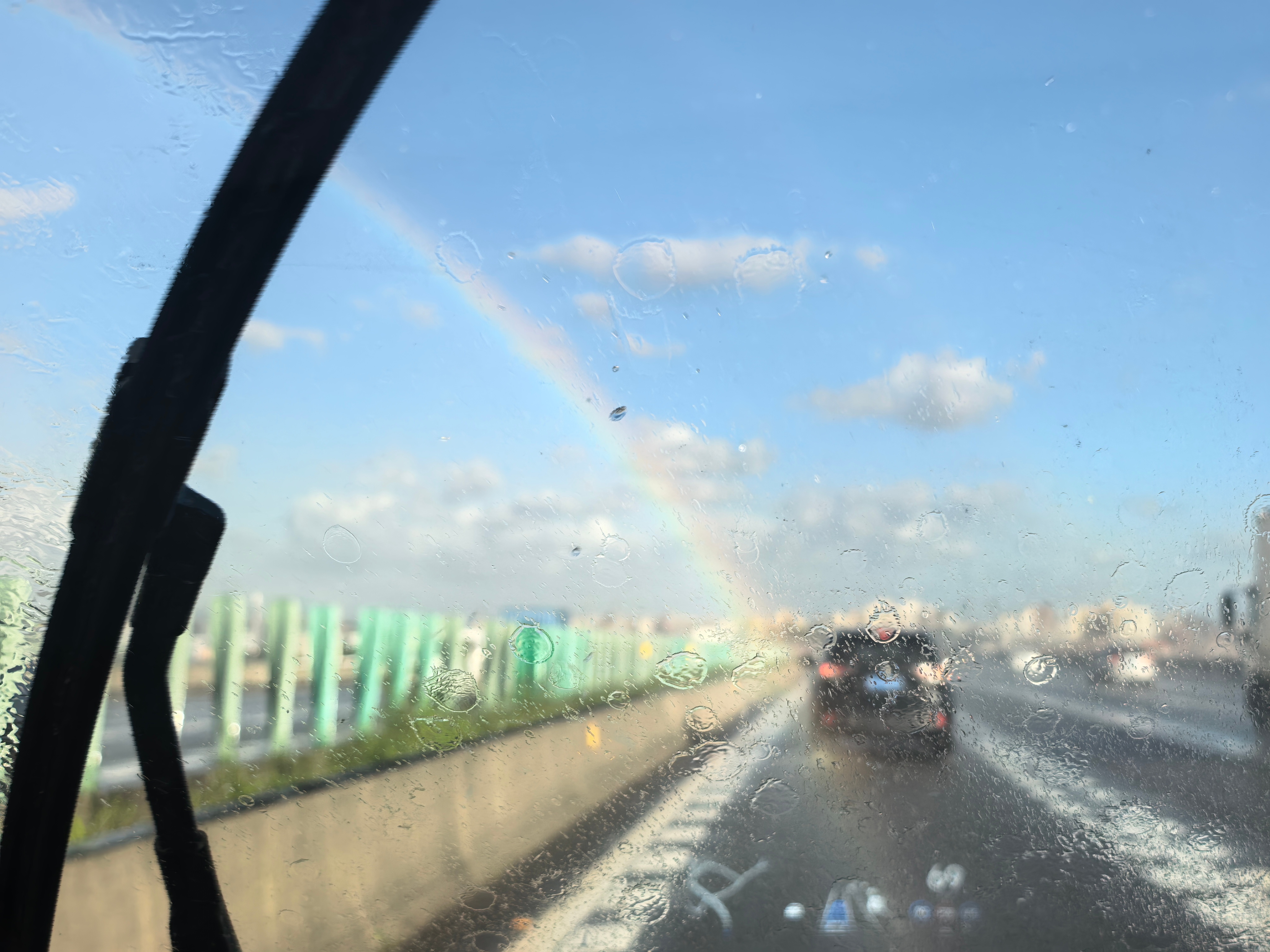 今天的高速，你能在同一时间，看到蓝天、白云、暴雨和彩虹 
