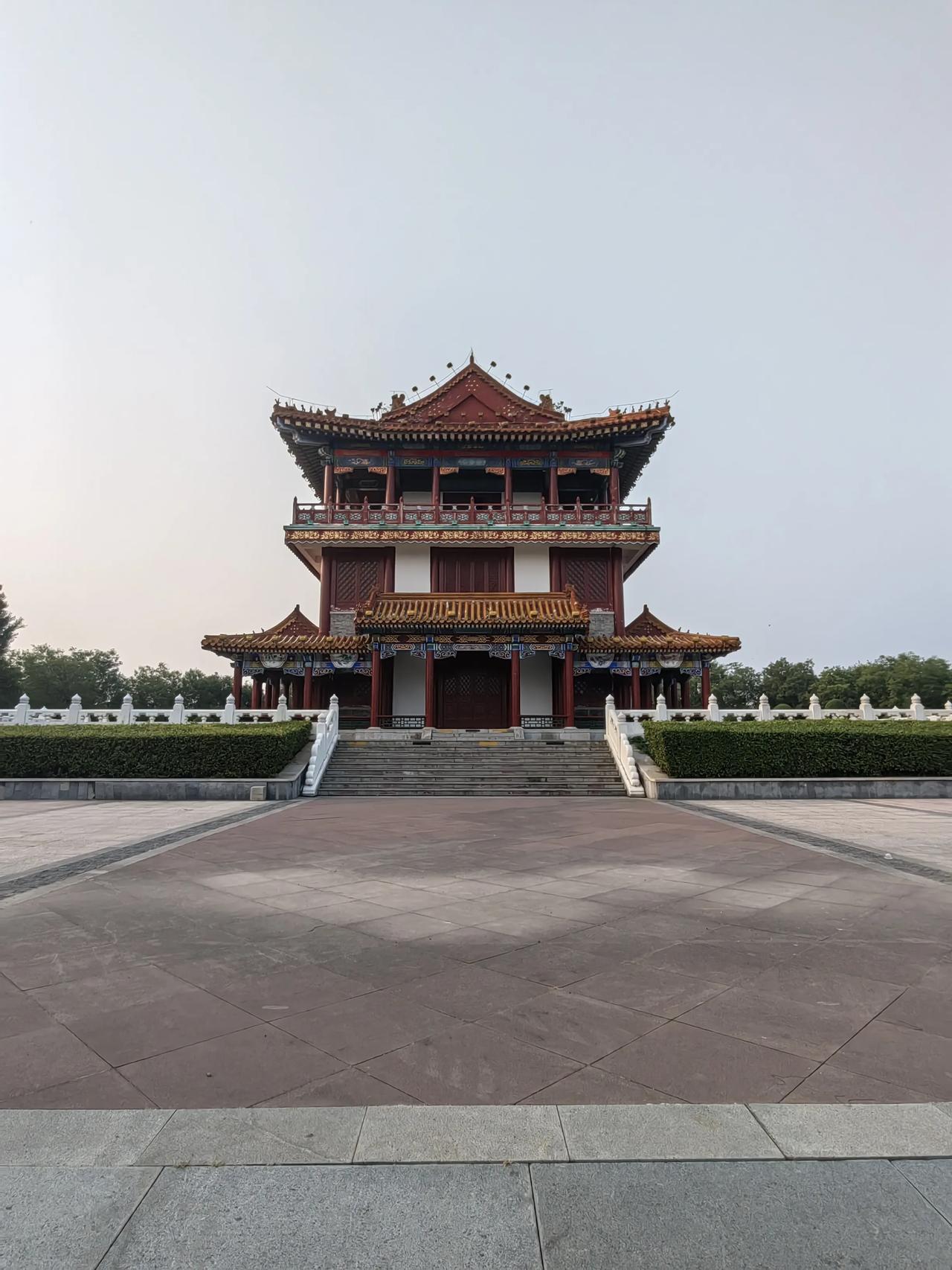 山风是带着薄荷味的。
 
晨露还凝在石阶缝里时，蝉鸣尚未扯开嗓子，竹床已被搬到廊