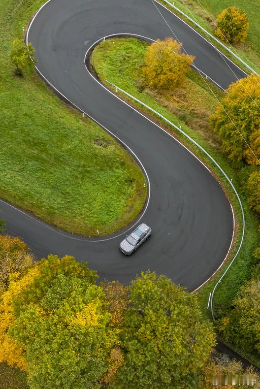 宝马新世代BMW iX3 已经在纽北做驾驶调校和测试中了，预计要在2026年投产