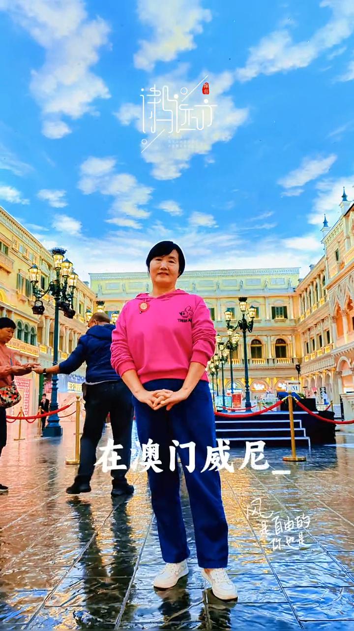 澳门威尼斯人度假村。
·踏入这奢华大厅，抬头就被约丽府人花板吸引，精致吊灯与雕花