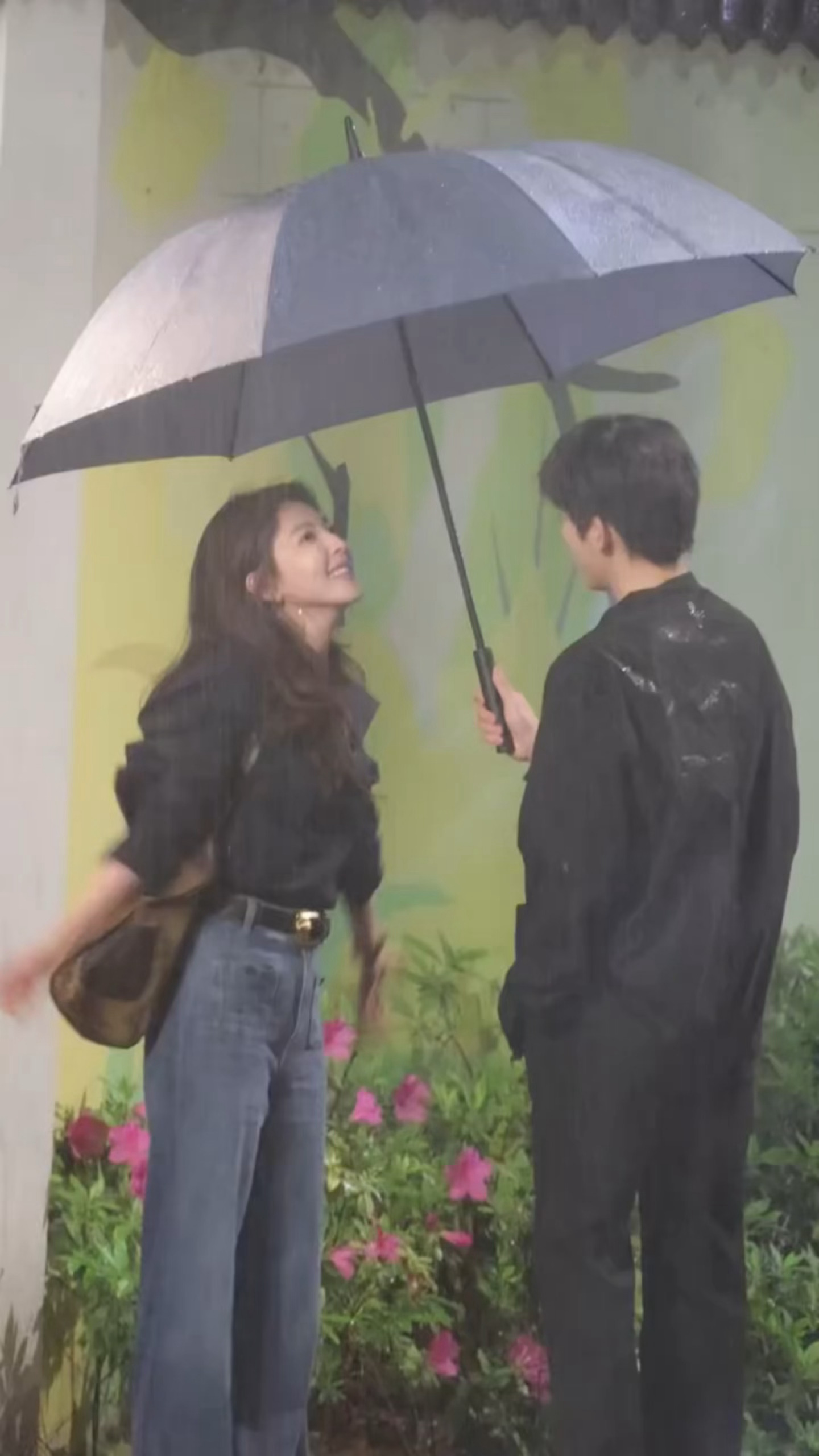 属于两个人的浪漫雨夜🥰🥰🥰王安宇章若楠雨夜氛围感路透王安宇雨中撑伞接章若楠