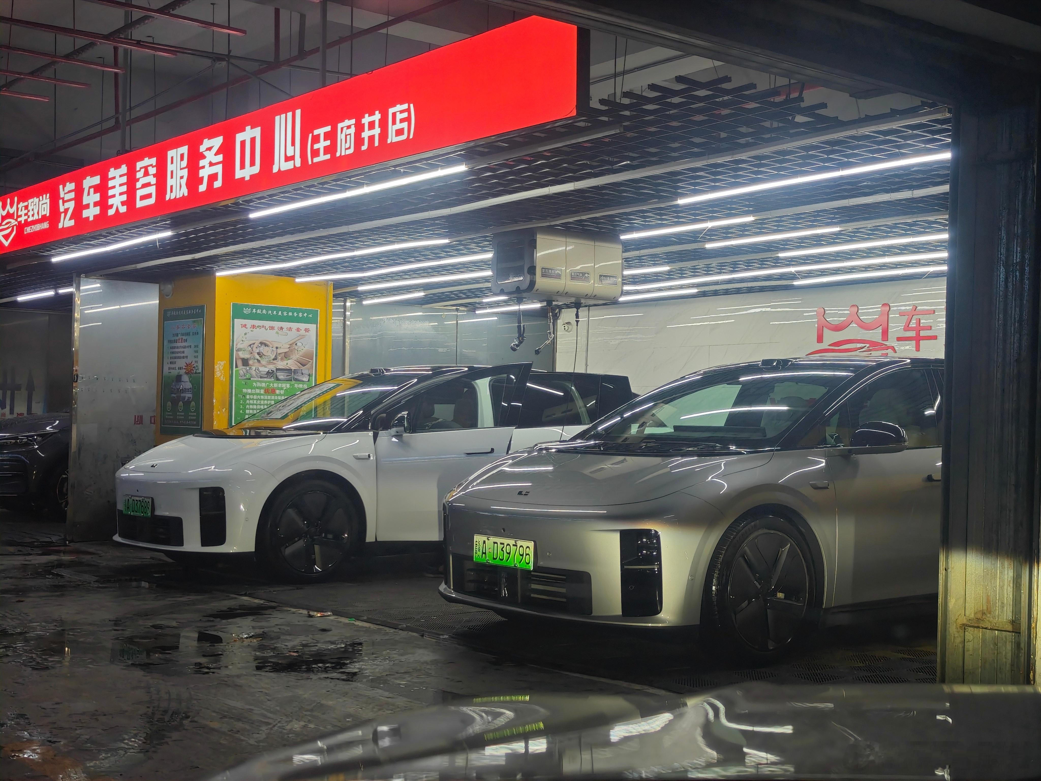小小洗车店，竟然集齐了两台理想i6，不容易啊！话说只看车头，有人能分得清i6和i