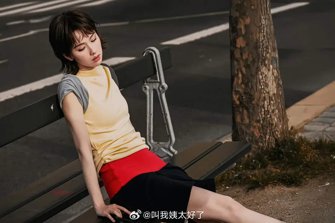 陈都灵时装周的造型是短发，不太常见的发型。适合她吗？ 