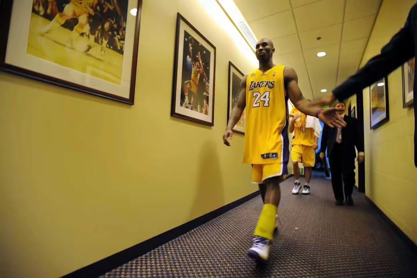 过了做梦的年纪，就只能往前走，只要内心不乱，外界就很难改变你什么，不要艳羡他人，