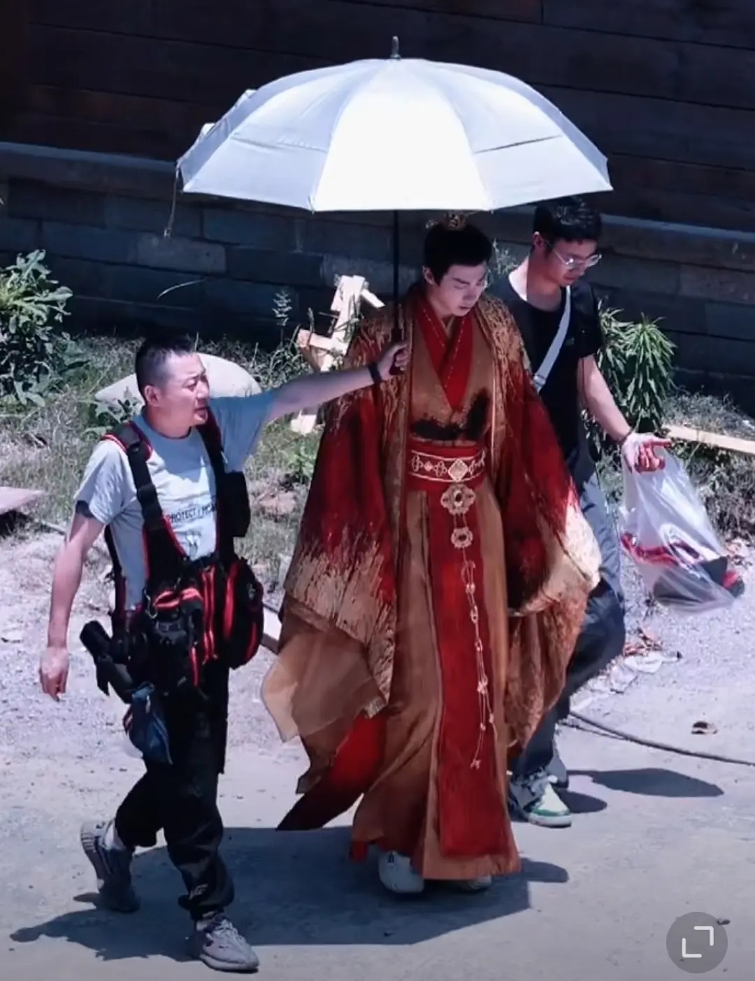网友说任嘉伦和刘宇宁的大婚造型都差不多，不够特别。其实古人大婚不都是这样？难道像