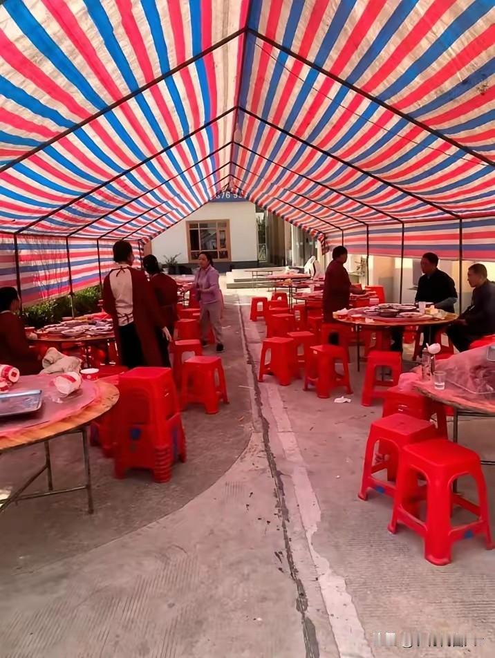 村里老人出殡那天，我站在路口数了数，帮忙的加上来送行的，拢共不到20人。大多是头