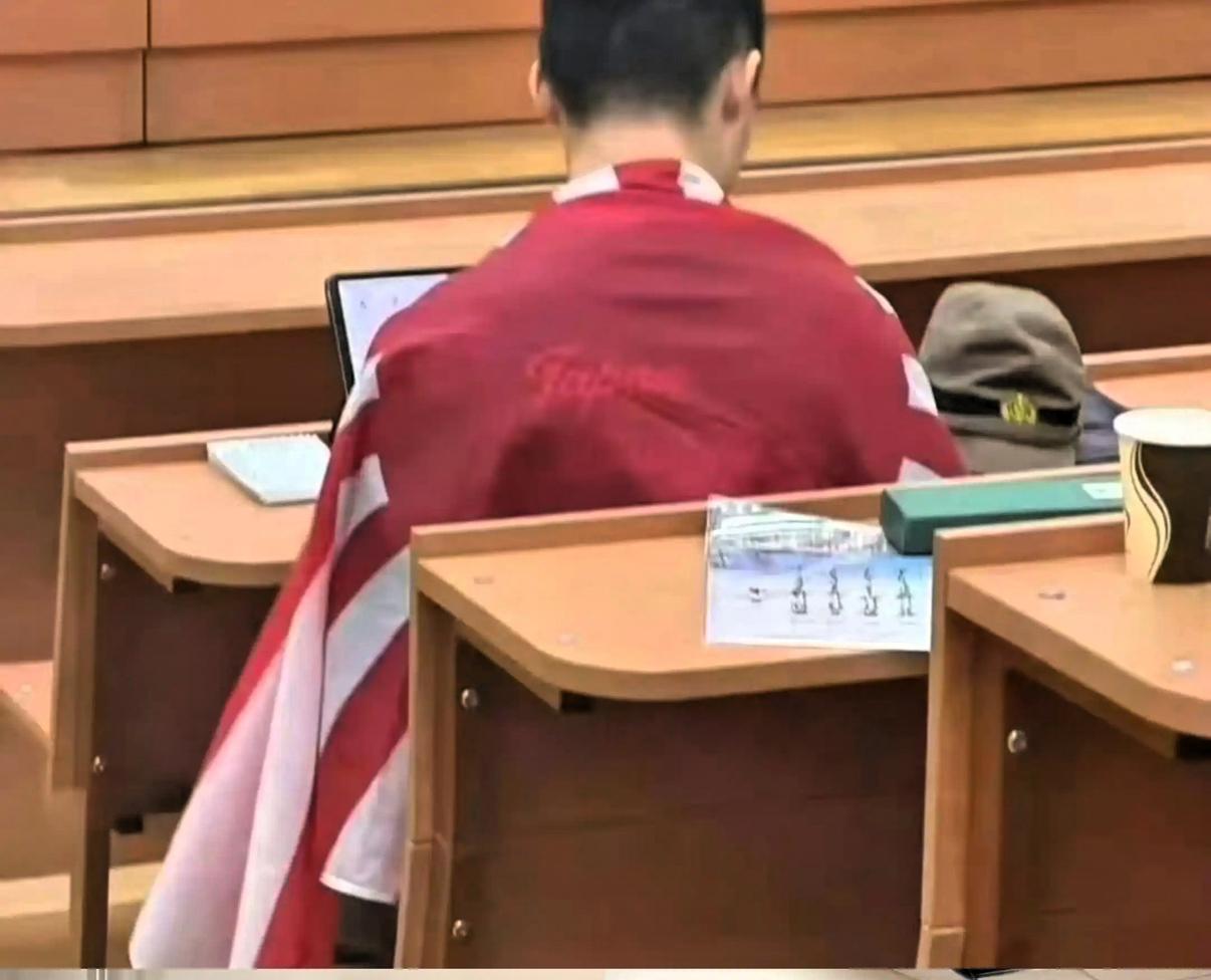 这事儿真是刷新三观。

一个地地道道的南京人，跑去国外留学不说，竟然在课堂上披着