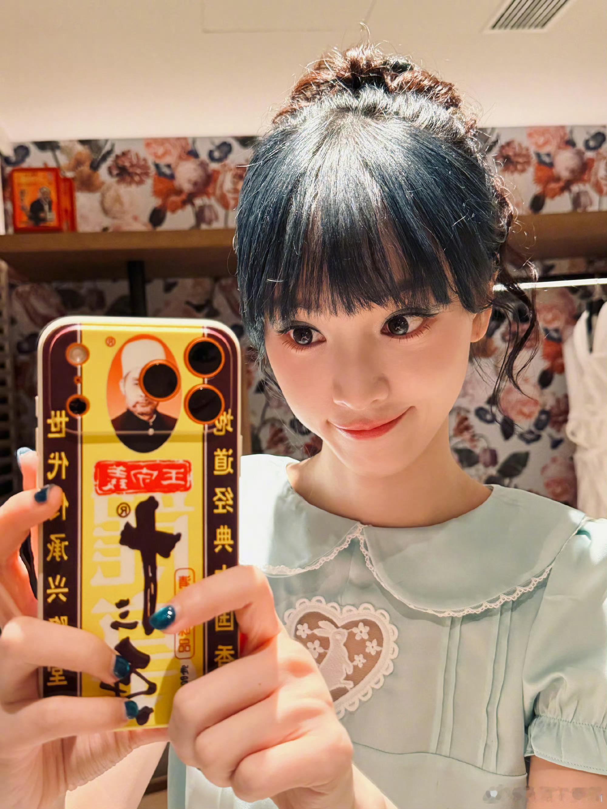 黄灿灿晒没发过的图这波“黄灿灿晒没发过的图”的“清仓大放送”，真的是把“真实、鲜