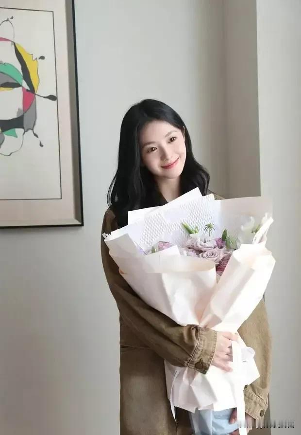 ✨"刘浩存新剧杀青，浅棕风衣下的清纯魅力，惊艳了时光！"🎬

在这个秋意渐浓的