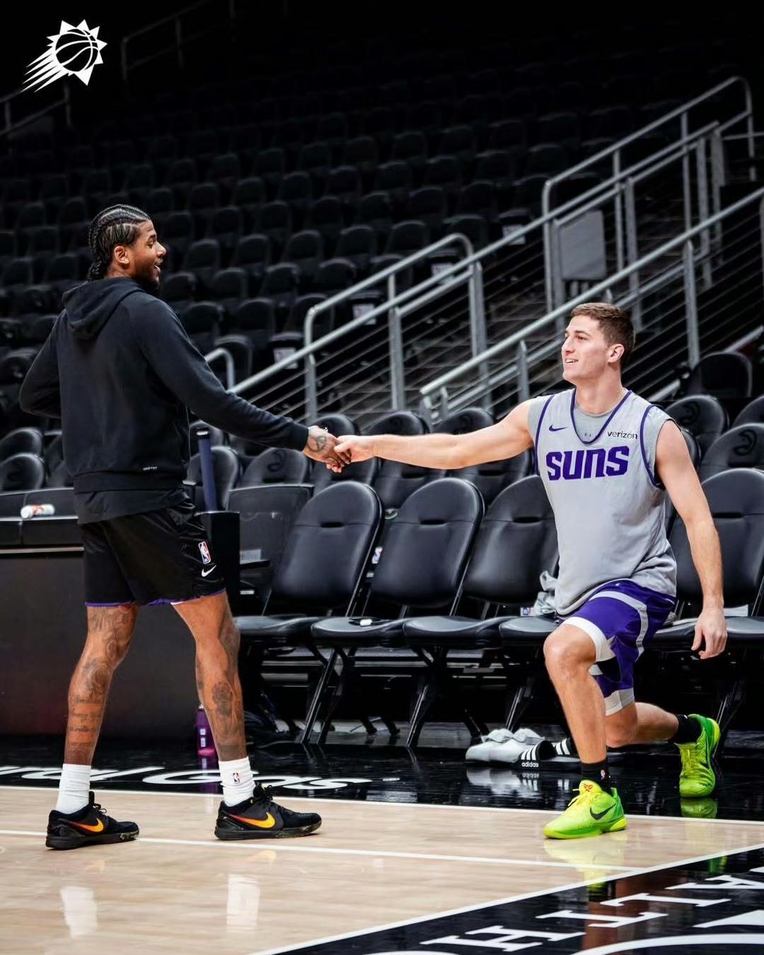 杰伦格林（右腿筋伤病管理）和吉莱斯皮（右手扭伤）明天对阵活塞队的比赛出战成疑。德