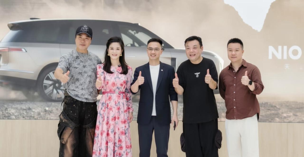 偶遇歌手燕妮、春雷、《超级大赢家》主持人刘刚、凤凰卫视主持人刘旭，一起现身4S店