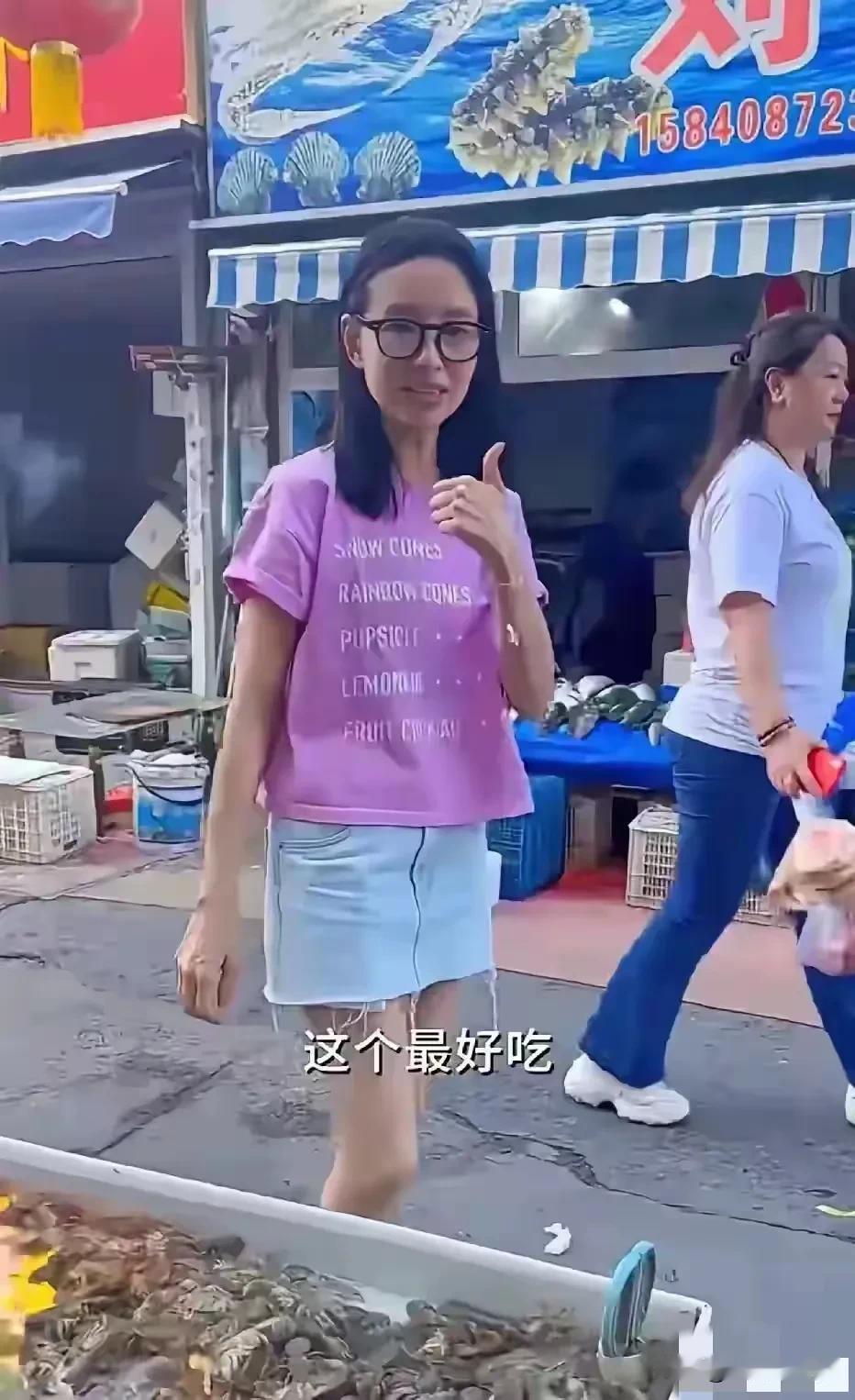 现实生活中遇见大美女明星，感觉和电视上差距太大了，第一感觉就是瘦，胳膊、腿都像我
