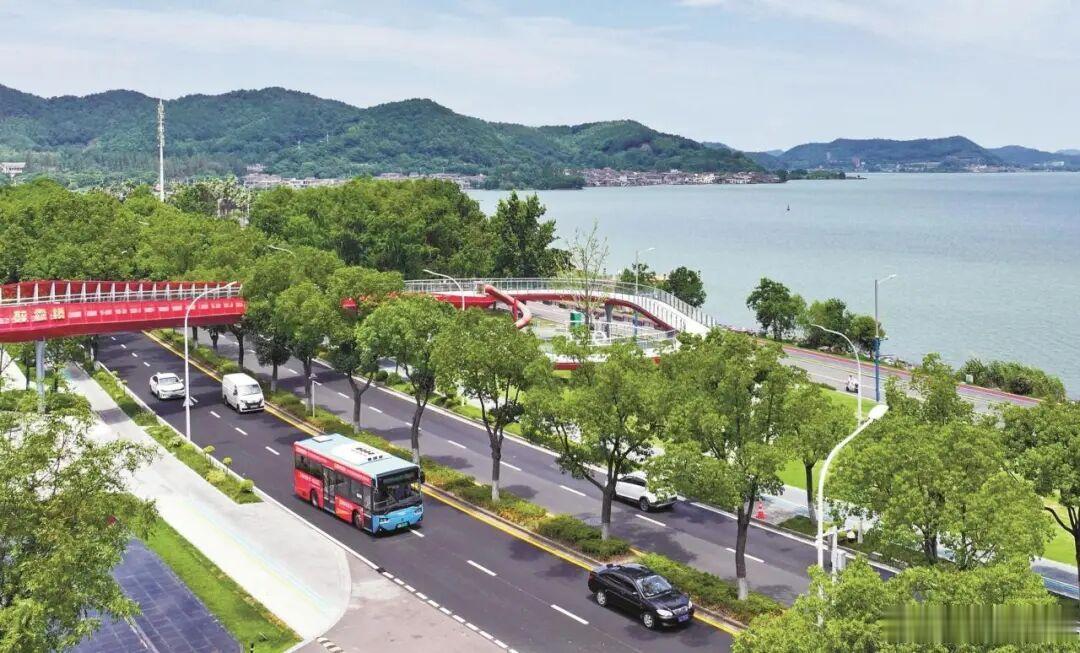 宁波东钱湖这条路有大变化 7月31日消息，东钱湖环湖南路提升改造工程已正式完工，