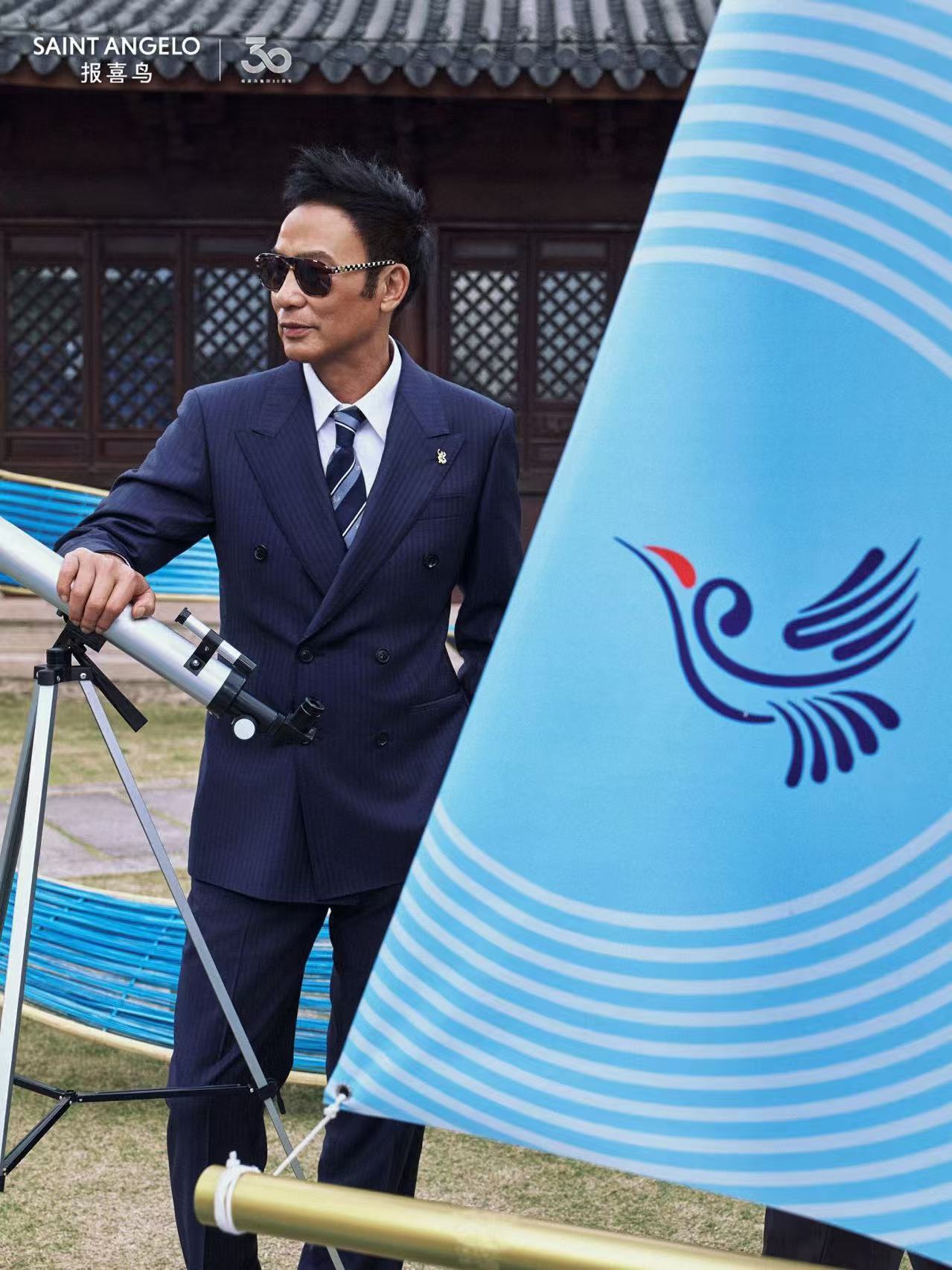 任达华亮相报喜鸟三十周年庆典，实力展示什么叫东方绅士该有的风范。利落剪裁勾勒出挺