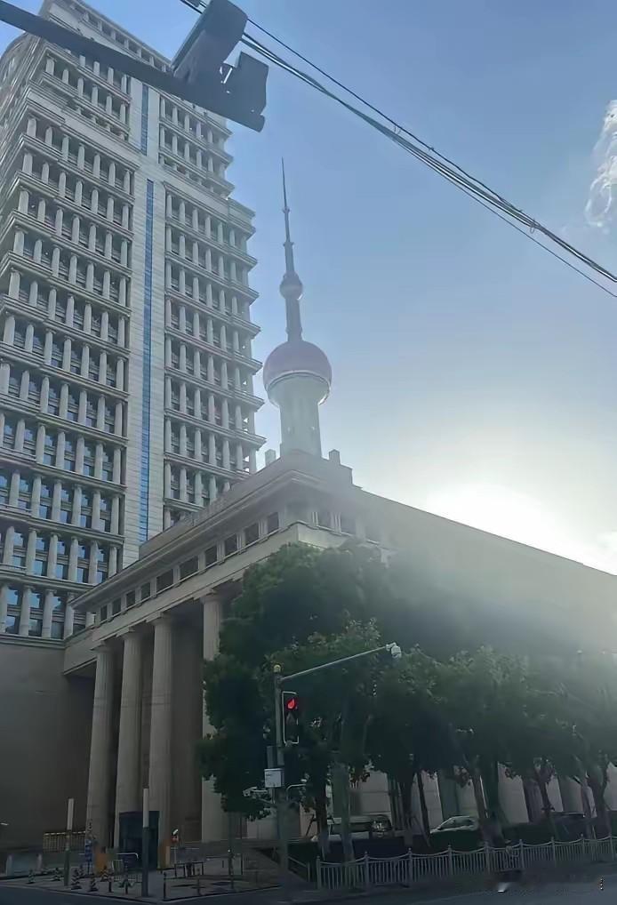 已经赚得盆满钵满了，吃尽了时代红利，却还不满足，还要给子孙铺路，表面上道貌岸然，