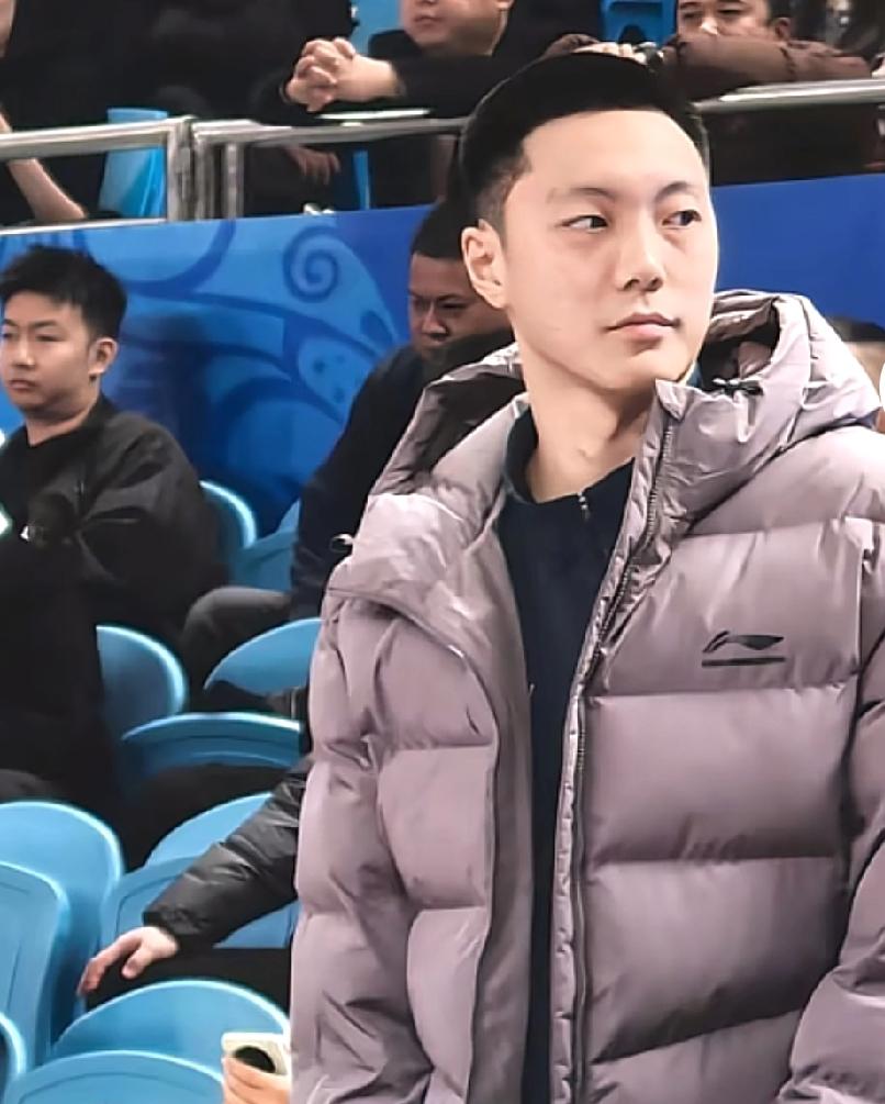 胡明轩因为肩伤和膝伤退出俱乐部杯，看化妆品被辽迷骂，宏远就指望萨姆纳


胡明轩