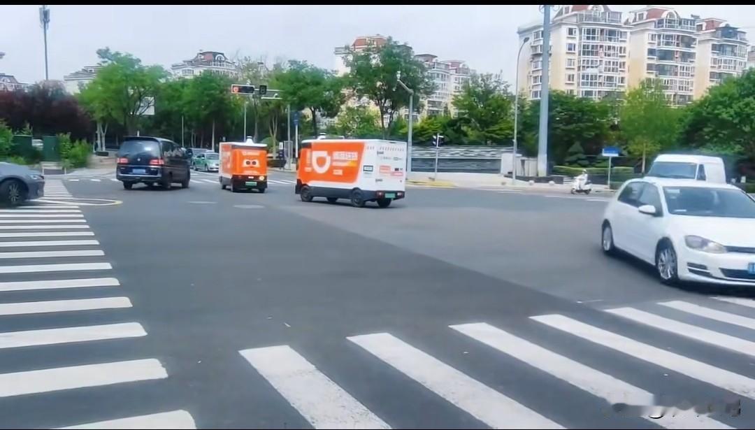 这两辆无人车扛上了，谁也不让，它们在想啥呢？咱们给它俩配个音…
【北斗长弓.观天