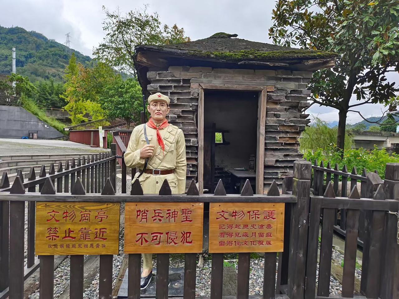 公务员不是老百姓供养的！他们是社会运转中的重要一环，他们的工作就是保障社会秩序井