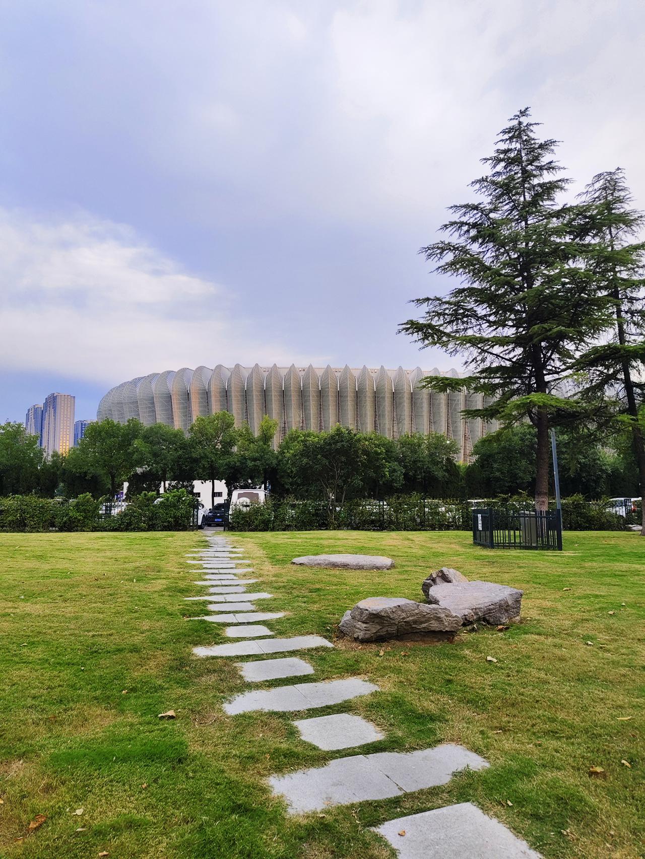 这里是忙里偷闲，闹中取静的好地方——紧挨着济南经十路，北边是山东省立医院东院，有