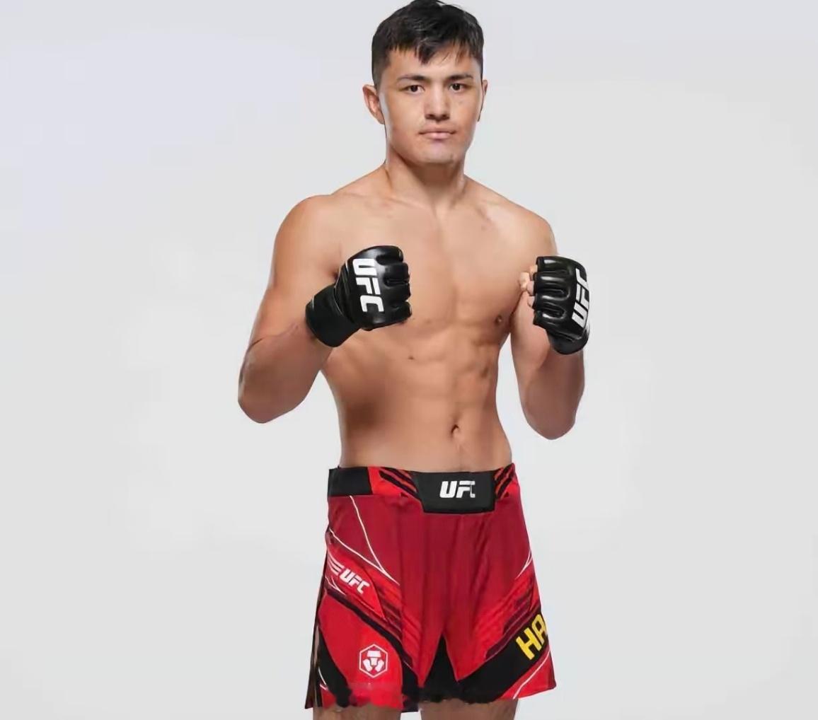 去年被UFC除名以后，再次被UFC续签4场比赛。马合沙特你一定要抓住机会