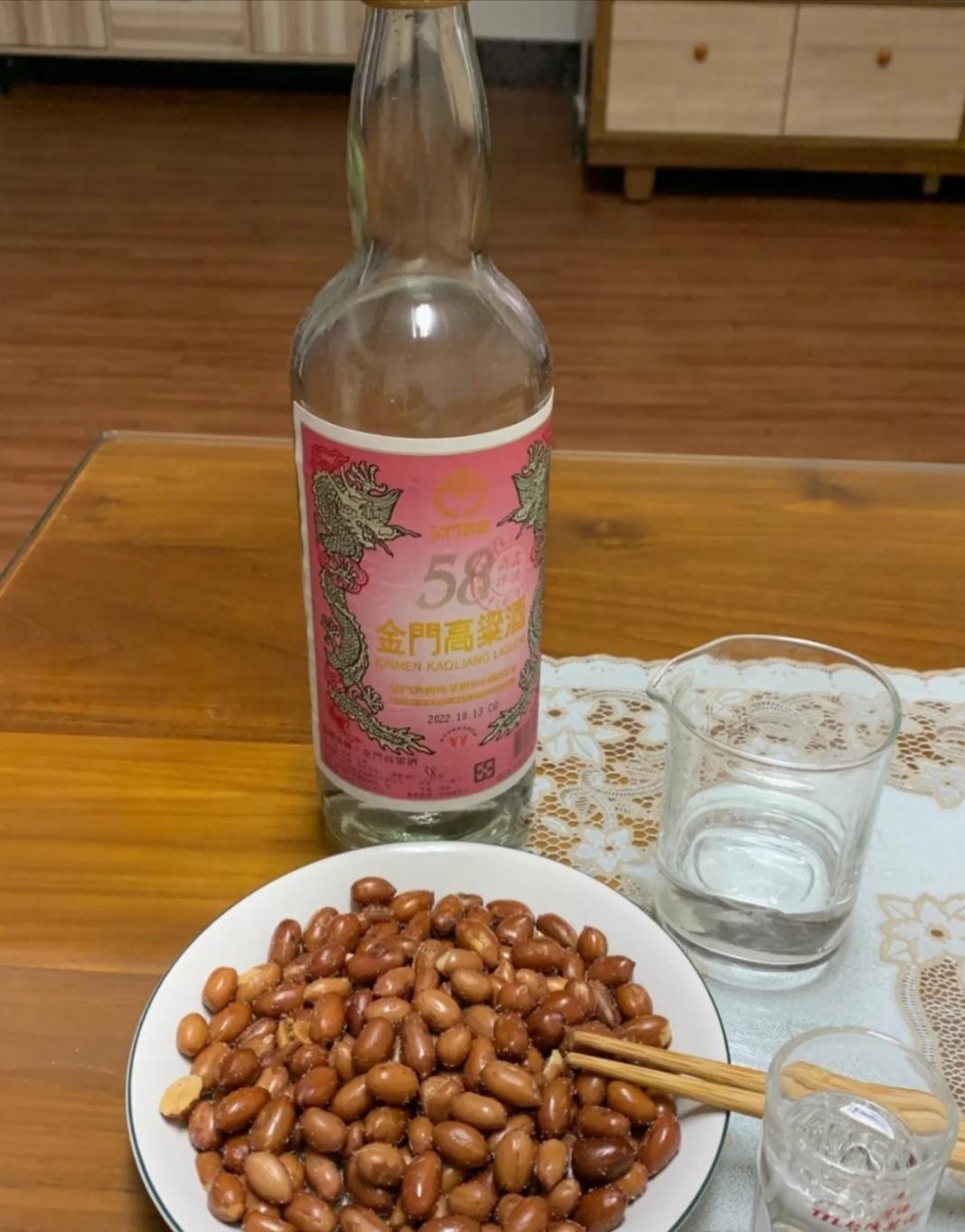 最近我发现
我有点羡慕我那大山爱喝点小酒的父亲了
今年60岁的老爸
半生风雨 半