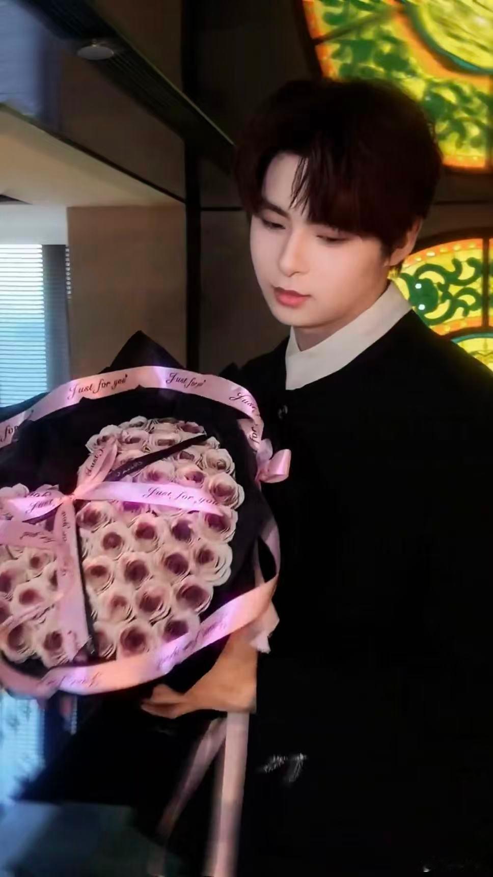小孩才做选择花和伞兵我都要花束与少年同框出镜，伞兵一身黑西装温柔氛围感拉满，安静