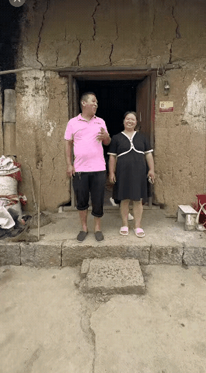 “英雄父母”为中国人口增长做贡献，竟然生了九凰一龙！

某地农村，有一户农家，男