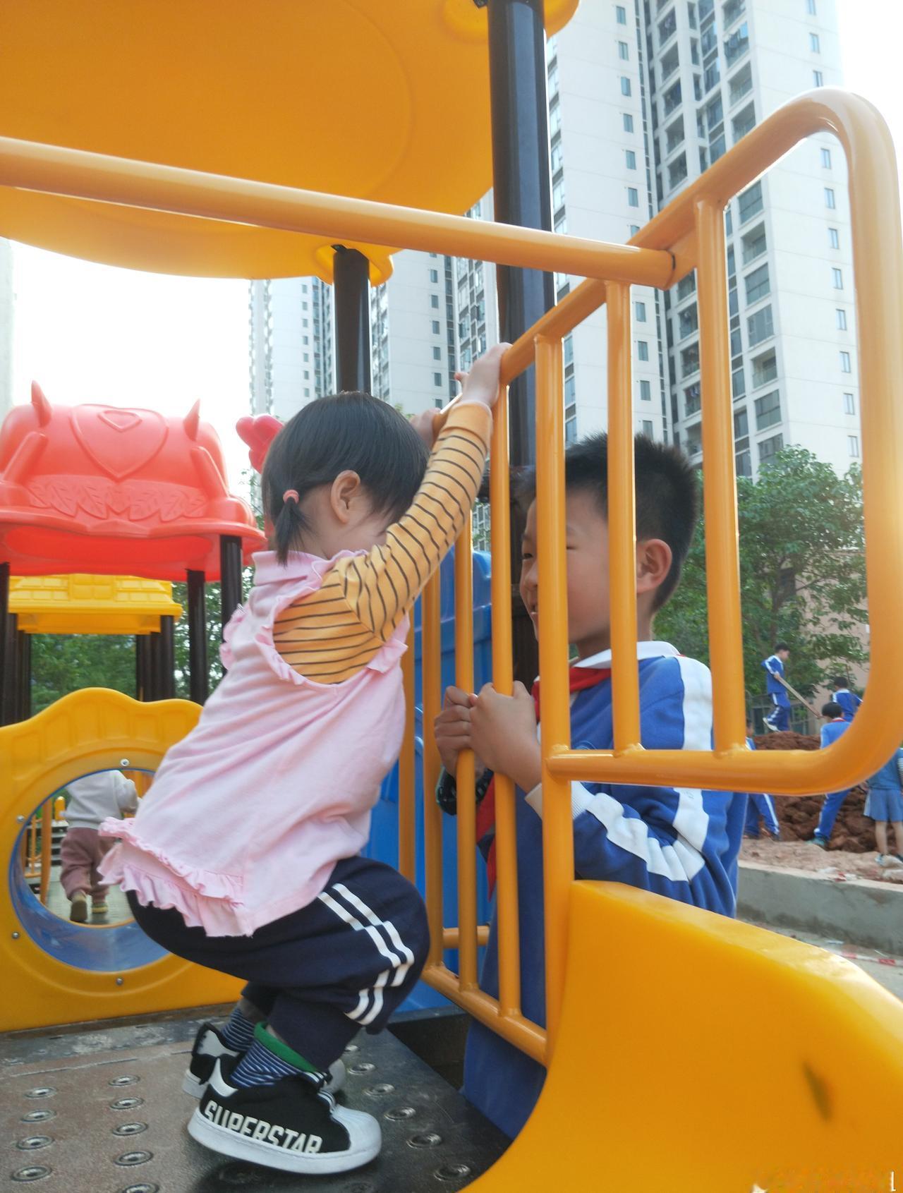 不负众望！广东生育大省的宝座必须稳稳的～

说说我的感受，我身边的家庭基本都是两