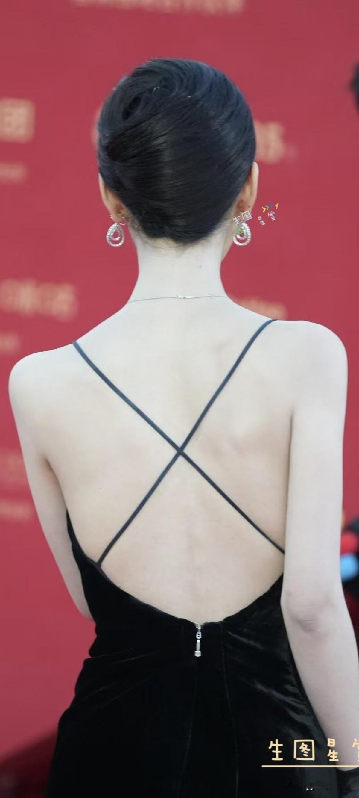 都灵金鸡奖闭幕红毯
吊带小黑裙，黑天鹅嘟嘟