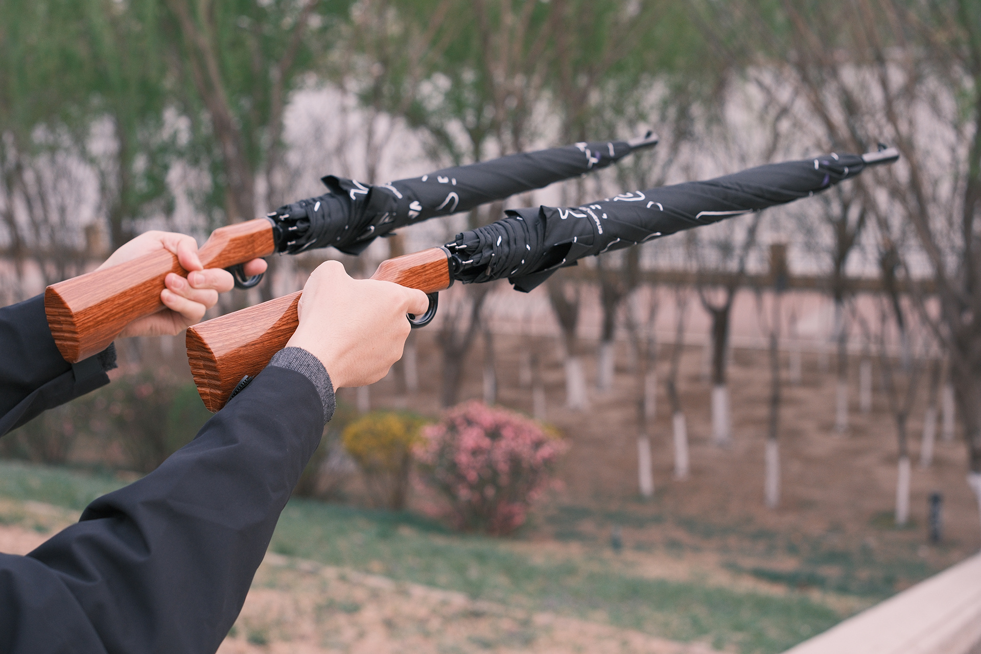 一加 Ace 6 至尊版邀请函到了，居然是一把枪型手柄雨伞这你受得了吗？这一次，