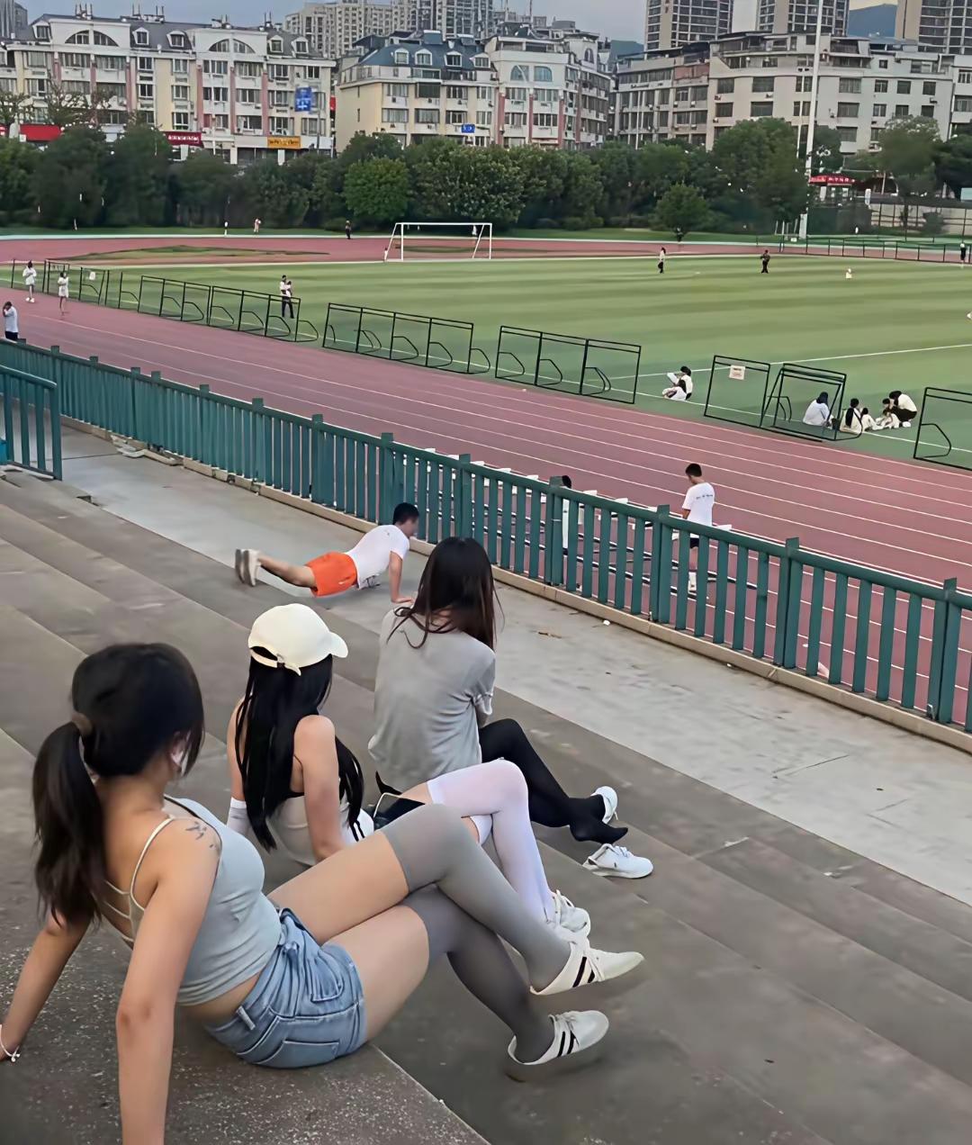 现在的大学生美女打扮的像卖春的，而卖春的又喜欢扮演大学生，人生颠倒。