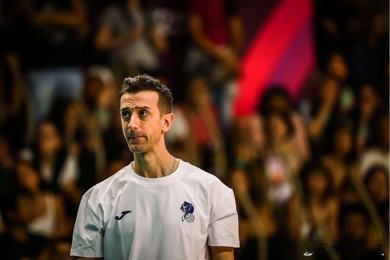 昨晚看直播时候，好几个球迷都说桑塔雷利这身装扮好看。朱婷 女排世俱杯 朱婷第七次