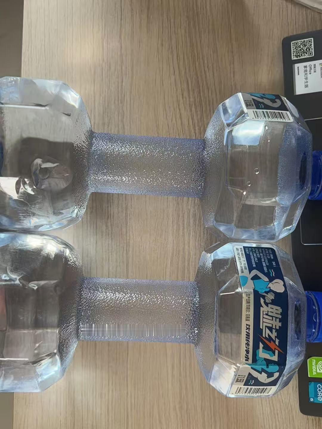1.55升哑铃矿泉水走红  这个设计真有创意，喝水健身两不误喝完装点水和沙子继续