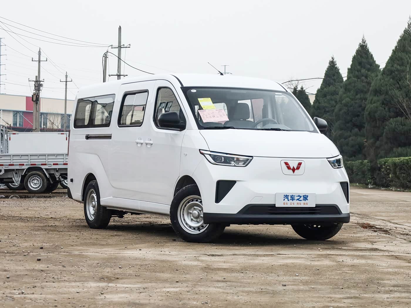好车分享 五菱杨光电动微面，车长5米，车宽1米8，图中这是续航最长的客车版，44