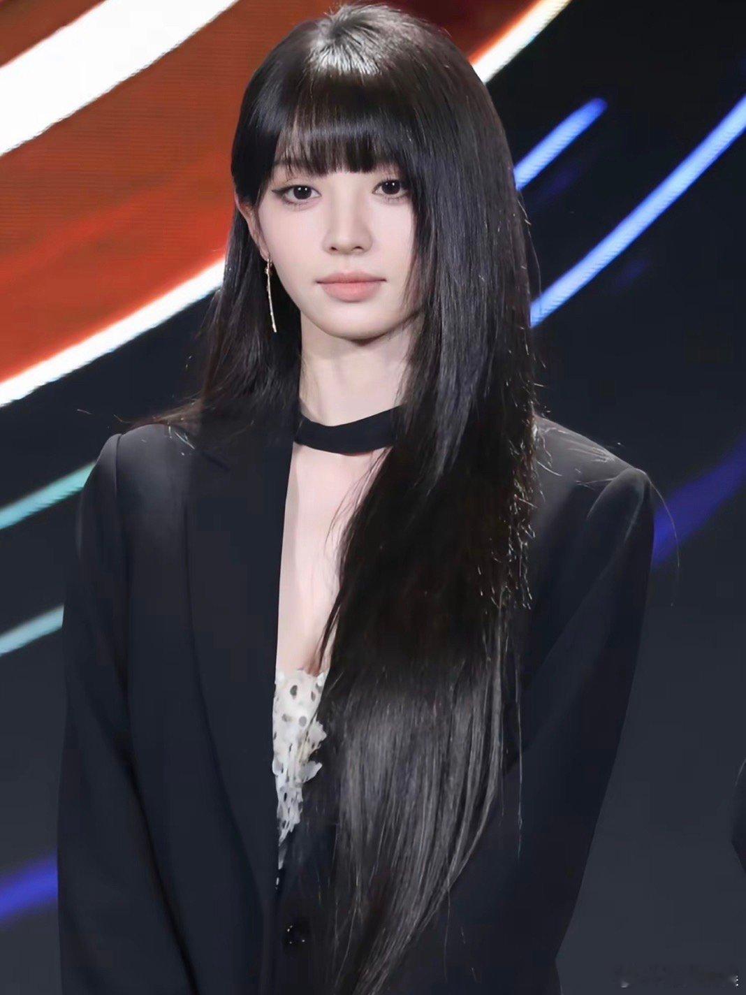 #田曦薇黑西装#田西薇今日活动生图🈶！黑西装也太帅了吧，每次的造型都能惊艳到我