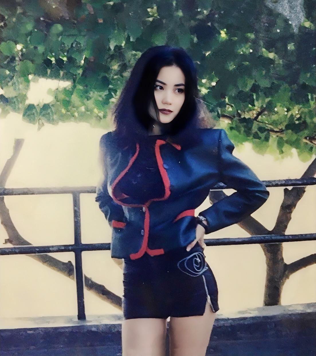 我觉得她的颜值一直被低估，年轻的时候非常美艳御姐，腿特别长，一个是她，一个是周星